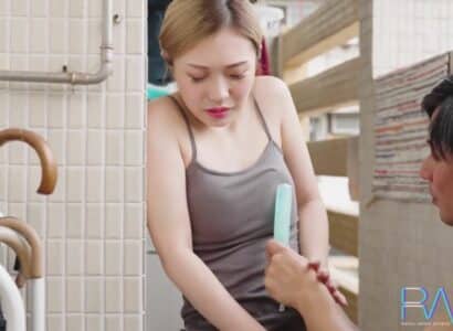 Cha chồng lực lưỡng bí mật làm tình con dâu giúp cô sinh con