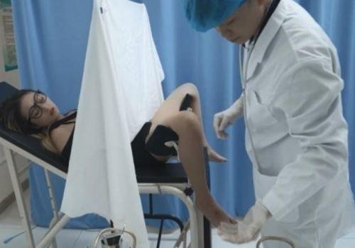 Cô nàng 20 tuổi khám âm đạo gặp bác sĩ cuồng dâm phá trinh lồn